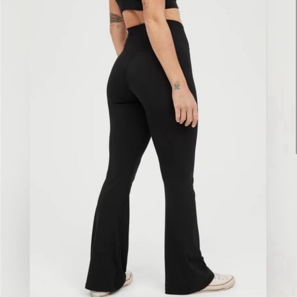 OFFLINE Real Me Flare High Rise Leggings Black Size Medium - Picture 2 of 9